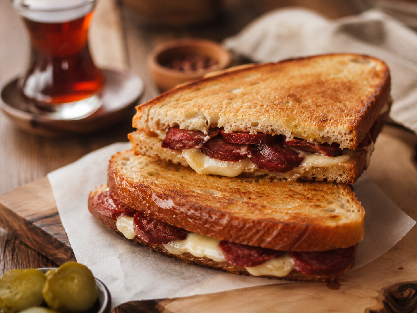 Sucuklu Kaşarlı Tost tarifi